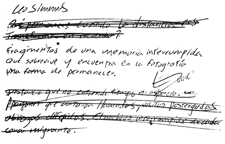 Fragmentos de una memoria interrumpida que sobrevive y encuentra en la fotografía una forma de permanecer.